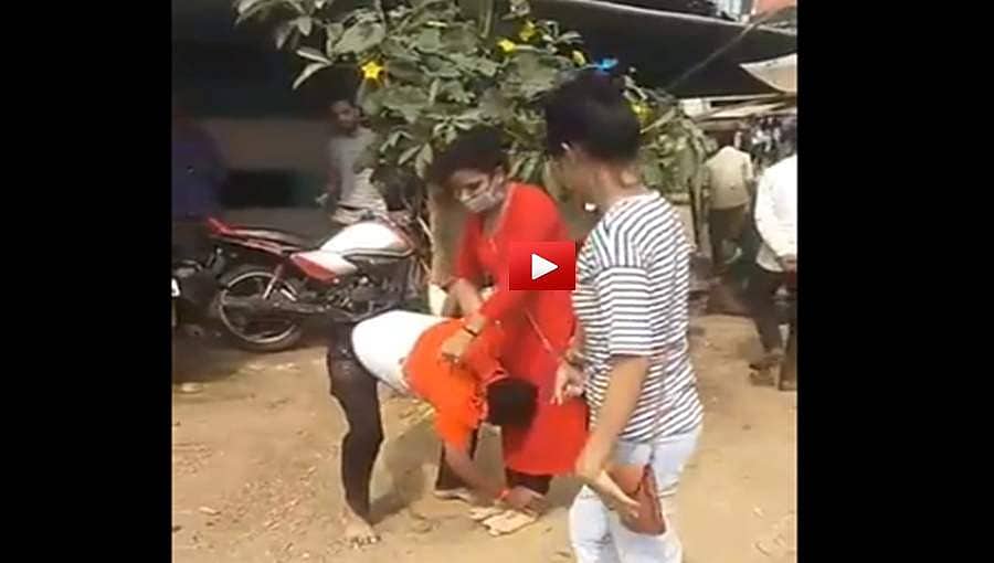 ಉತ್ತರಪ್ರದೇಶ: ನಡುರಸ್ತೆಯಲ್ಲೇ ಕಾಂಗ್ರೆಸ್ ಮುಖಂಡನಿಗೆ ಚಪ್ಪಲಿಯಿಂದ ಹೊಡೆದ ಮಹಿಳೆಯರು, ವಿಡಿಯೋ!
