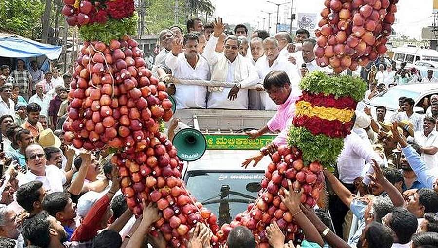 ಮಳೆ ಬಂತು, ಬೆಲೆ ದುಬಾರಿಯಾಯ್ತು: ಹೂವಿನ ಹಾರ ಹೋಗಿ ಹಣ್ಣಿನ ಹಾರ ಬಂತು!
