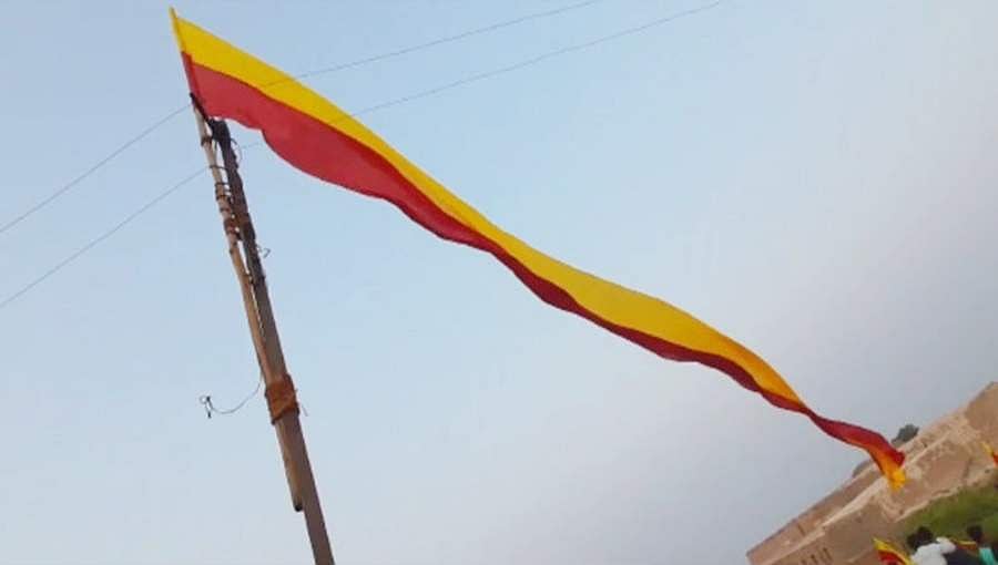 ಬಳ್ಳಾರಿ ಜನತೆ ಕನ್ನಡ ಪ್ರೇಮ: ಏಕಶಿಲಾ ಬೆಟ್ಟದ ಮೇಲೆ ಹಾರಿತು 65 ಅಡಿ ಉದ್ದದ ಕನ್ನಡ ಬಾವುಟ!