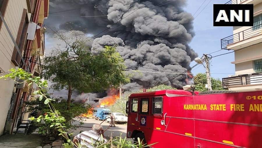 ಬೆಂಗಳೂರು: ಹೊಸಗುಡ್ಡದಹಳ್ಳಿ ಕೆಮಿಕಲ್ ಫ್ಯಾಕ್ಟರಿಯಲ್ಲಿ ಭಾರೀ ಅಗ್ನಿ ಅವಘಡ, ಲಕ್ಷಾಂತರ ರೂ. ನಷ್ಟ
