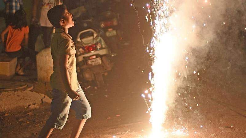 ಹಸಿರು ಪಟಾಕಿ ಎಂದರೇನು? ಕಡಿಮೆ ಬೆಳಕು ಮತ್ತು ಶಬ್ದ ಹೊರಸೂಸುವ, ಸಿಡಿತದ ಬಳಿಕ ಕಡಿಮೆ ಪ್ರಮಾಣದ ನೈಟ್ರೋಜನ್ ಆಕ್ಸೈಡ್, ಸಲ್ಫರ್ ಡೈ ಆಕ್ಸೆಡ್ ಹೊರಚೆಲ್ಲುವ ಪಟಾಕಿಗಳನ್ನು ಹಸಿರು ಪಟಾಕಿ ಎಂದು ಪರಿಗಣಿಸಲಾಗುತ್ತದೆ.