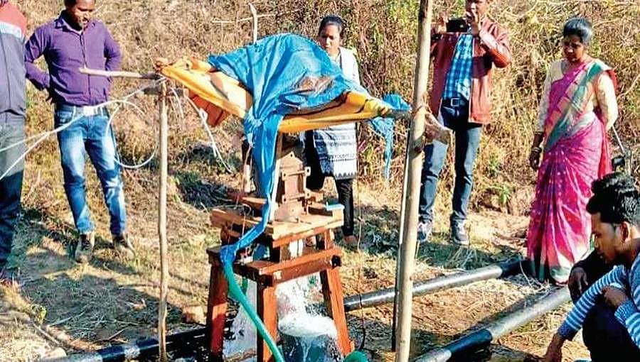 ಬೆಟ್ಟದಿಂದ ಕೆಳಗೆ ಹರಿಯುವ ನೀರಿನಿಂದ ಯುವಕನ ಆವಿಷ್ಕಾರ: ಜುಗಾಡ್ ಗ್ರಾಮಸ್ಥರಿಗೆ ಉಚಿತ ವಿದ್ಯುತ್!