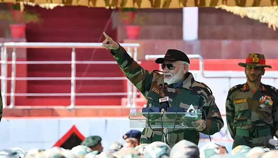 ದೇಶ ಕಾಯುವ ವೀರ ಯೋಧರೊಂದಿಗೆ ಪ್ರಧಾನಿ ಮೋದಿ ದೀಪಾವಳಿ ಆಚರಣೆ