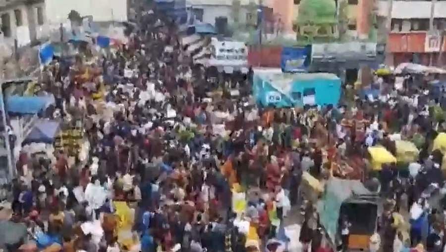 ಕೊರೋನಾ ಮರೆತು ದೀಪಾವಳಿ ಸಂಭ್ರಮ: ಮಾಸ್ಕ್, ಸಾಮಾಜಿಕ ಅಂತರ ಮರೆತು, ಮಾರುಕಟ್ಟೆಗಳಲ್ಲಿ ಖರೀದಿಯಲ್ಲಿ ಮುಳುಗಿದ ಜನತೆ!