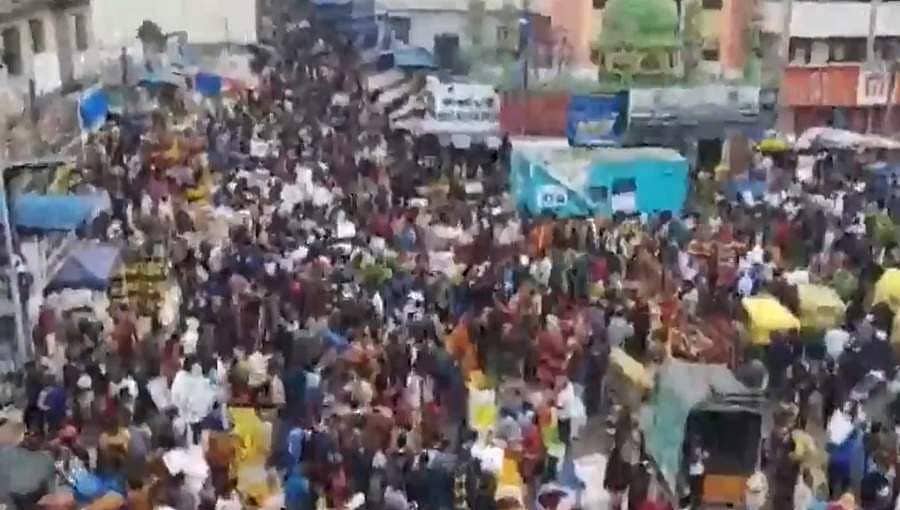ಕೊರೋನಾ ಮರೆತು ದೀಪಾವಳಿ ಸಂಭ್ರಮ: ಮಾಸ್ಕ್, ಸಾಮಾಜಿಕ ಅಂತರ ಮರೆತು, ಮಾರುಕಟ್ಟೆಗಳಲ್ಲಿ ಖರೀದಿಯಲ್ಲಿ ಮುಳುಗಿದ ಜನತೆ!