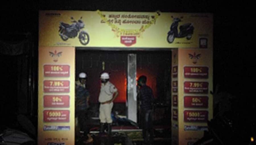 ತುಮಕೂರು: ಹೋಂಡಾ ಶೋ ರೂಮ್'ನಲ್ಲಿ ಅಗ್ನಿ ಅವಘಡ, ಲಕ್ಷಾಂತರ ಮೌಲ್ಯದ ಬೈಕ್'ಗಳು ಬೆಂಕಿಗಾಹುತಿ