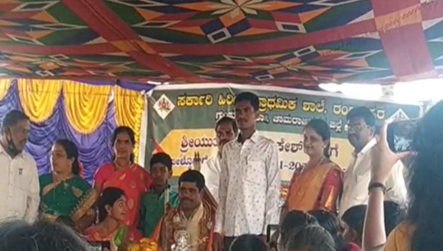 ಬಡ್ತಿ ಹೊಂದಿದ ಶಿಕ್ಷಕನಿಗೆ ಭರ್ಜರಿ ಬೀಳ್ಕೊಡುಗೆ... ಊರಿಗೆಲ್ಲಾ ಹಬ್ಬದೂಟ, ದಾರಿಯಲ್ಲೆಲ್ಲಾ ಪುಷ್ಪವೃಷ್ಟಿ!
