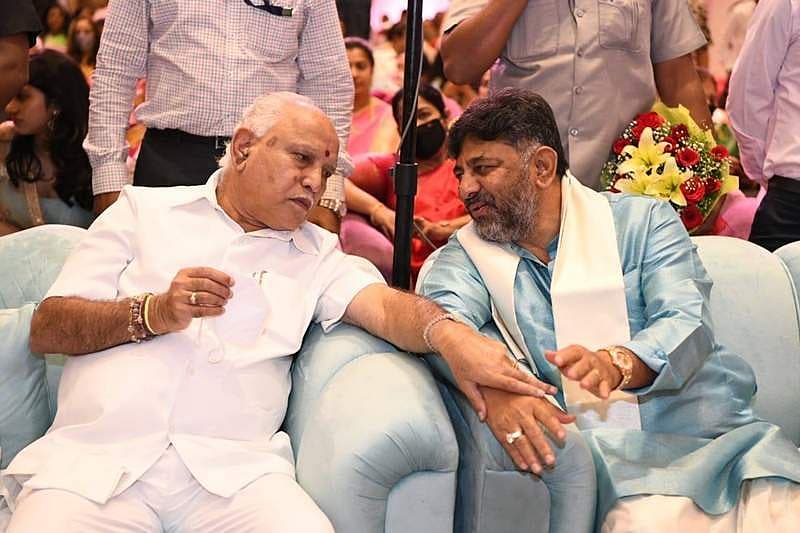 ಮುಖ್ಯಮಂತ್ರಿ ಬಿ ಎಸ್ ಯಡಿಯೂರಪ್ಪ, ಸಚಿವರಾದ ಡಾ ಕೆ ಸುಧಾಕರ್, ಆರ್. ಅಶೋಕ್, ವಿ.ಸೋಮಣ್ಣ ಸೇರಿದಂತೆ ಹಲವು ಗಣ್ಯರು ನಿಶ್ಚಿತಾರ್ಥ ಕಾರ್ಯಕ್ರಮಕ್ಕೆ ಆಗಮಿಸಿದ್ದರು. ಎರಡೂ ಕುಟುಂಬಗಳ ಆಪ್ತ ಬಂಧುಗಳು, ಸ್ನೇಹಿತರು ಇಂದಿನ ಕಾರ್ಯಕ್ರಮಕ್ಕೆ ಸಾಕ್ಷಿಯಾದರು.