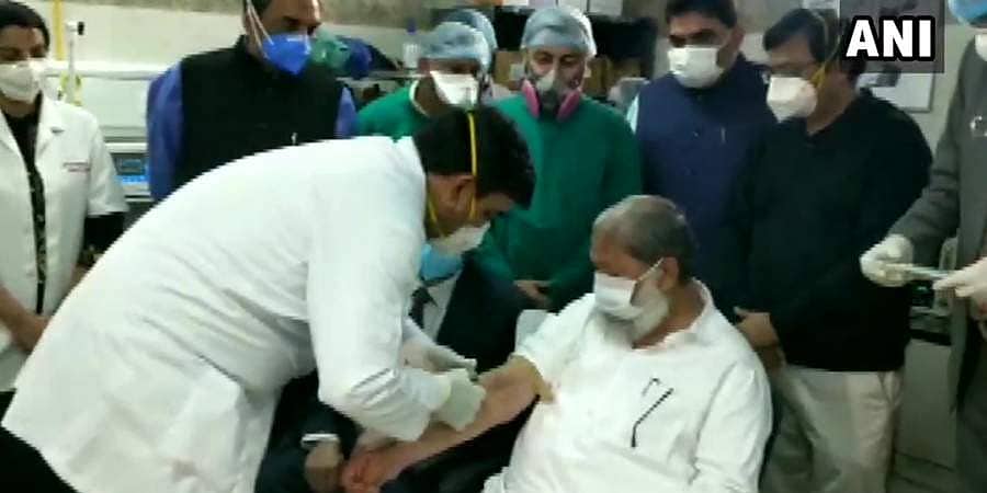 ಕೋವ್ಯಾಕ್ಸಿನ್ 3ನೇ ಹಂತದ ಪ್ರಯೋಗ: ಲಸಿಕೆ ಹಾಕಿಸಿಕೊಂಡ ಹರಿಯಾಣ ಆರೋಗ್ಯ ಸಚಿವ್ ಅನಿಲ್ ವಿಜ್