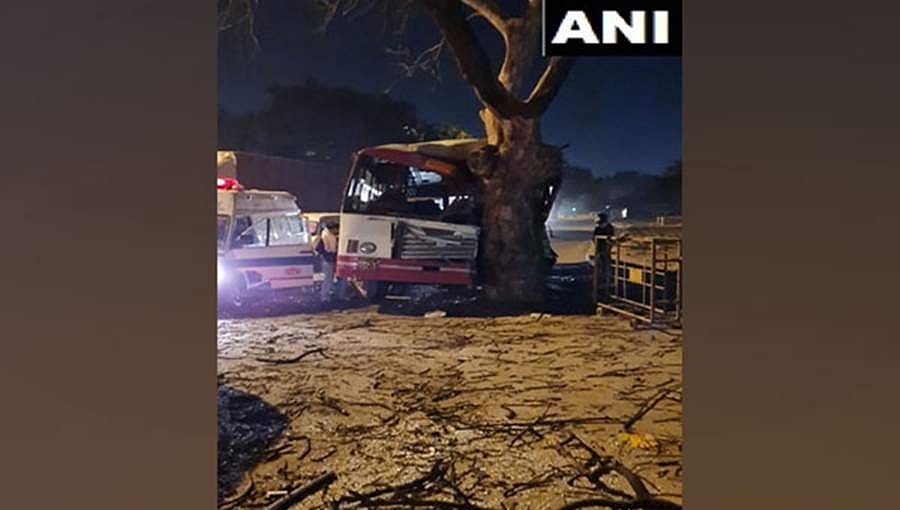 ದೆಹಲಿ: ನಿಯಂತ್ರಣ ತಪ್ಪಿದ ಬಸ್ ಮರಕ್ಕೆ ಡಿಕ್ಕಿ, 12 ಮಂದಿಗೆ ಗಾಯ