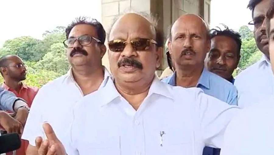 ಬೆಂಗಳೂರು: ಮಾಜಿ ಶಾಸಕ ರೋಷನ್ ಬೇಗ್ ನಿವಾಸದ ಮೇಲೆ ಸಿಬಿಐ ದಾಳಿ