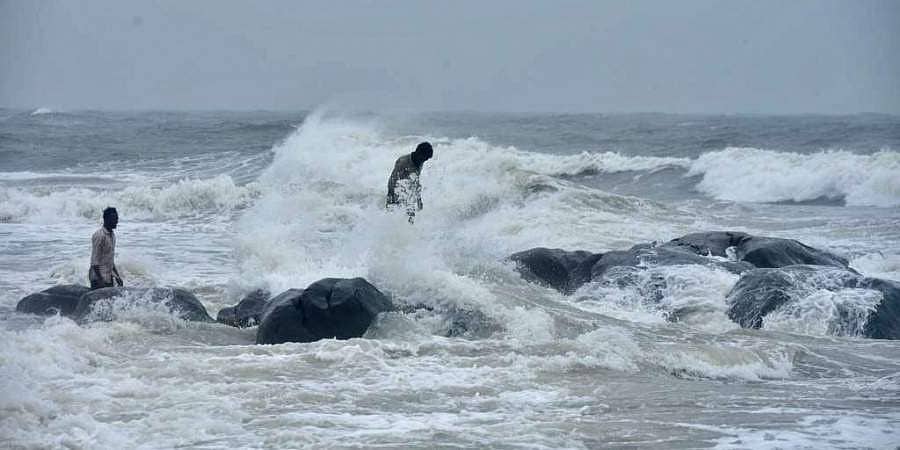 ನಿವಾರ್ ಚಂಡಮಾರುತ: ಸಮುದ್ರದಲ್ಲಿ ಸಿಲುಕಿದ ಕಾರೈಕಲ್ ಮೀನುಗಾರರು, ಪುದುಚೇರಿಯಲ್ಲಿ 144 ಸೆಕ್ಷನ್ ಜಾರಿ