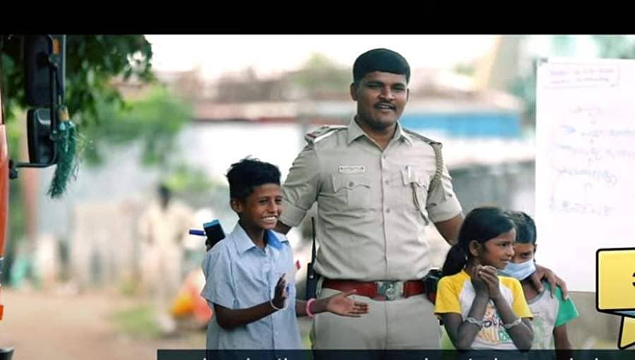 ವಿರಾಮದ ಸಮಯದಲ್ಲಿ ಬಡ, ನಿರ್ಗತಿಕ ಮಕ್ಕಳಿಗೆ ಶಿಕ್ಷಣ ಹೇಳಿಕೊಡುವ ಬೆಂಗಳೂರಿನ ಸಬ್ ಇನ್ಸ್ ಪೆಕ್ಟರ್ ಶಾಂತಪ್ಪ!