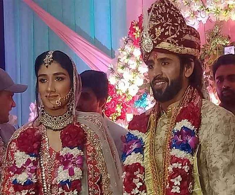 ದ್ರೋಣಾಚಾರ್ಯ ಪ್ರಶಸ್ತಿ ವಿಜೇತ ಮಹಾಬೀರ್ ಪೆಹಲ್ವಾನ್ ಅವರ ಪುತ್ರಿ ಸಂಗೀತಾ ಫೋಗಾಟ್ ಅವರೊಂದಿಗೆ ಭಜರಂಗ್ ಪುನಿಯಾ ವಿವಾಹ ಜರುಗಿದೆ.