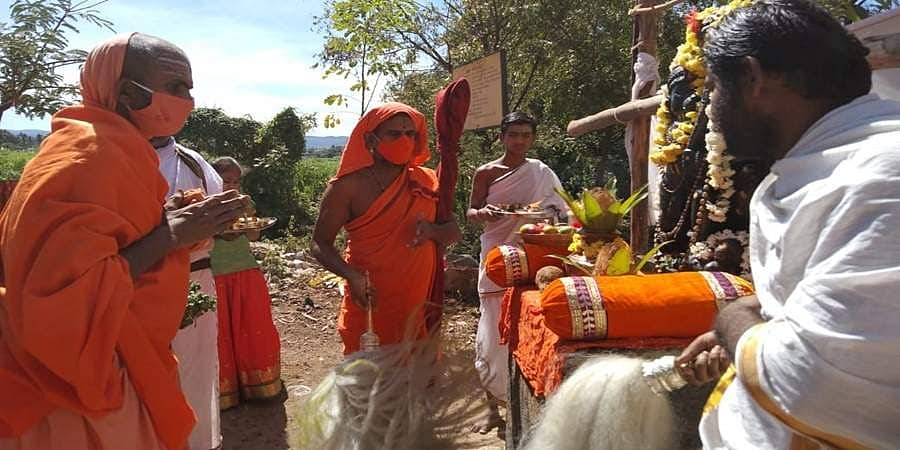 ವಿಶ್ವದ ಅತಿ ಎತ್ತರದ ಭಕ್ತಿ ಹನುಮಾನ್ ಮೂರ್ತಿ ನಿರ್ಮಾಣಕ್ಕೆ ಕಿಷ್ಕಿಂಧೆಯಲ್ಲಿ ಪೇಜಾವರ ಶ್ರೀಗಳಿಂದ ಶಿಲಾನ್ಯಾಸ