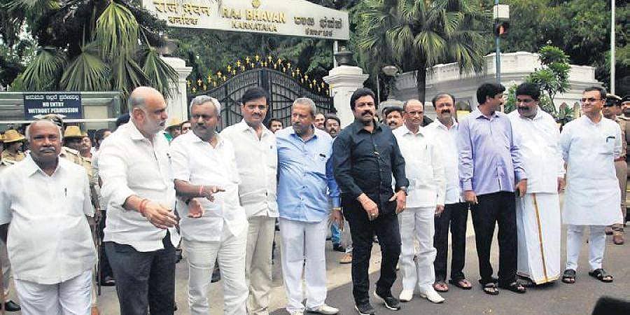 ಕಮಲ ಪಾಳಯದಲ್ಲಿ ಎದ್ದ ಬಂಡಾಯದ ಕಾವು: ಯಡಿಯೂರಪ್ಪ ವಿರುದ್ಧ ಮುನಿಸಿಕೊಂಡ 'ಬಂಡಾಯ' ಸಚಿವರು, ಕೇಂದ್ರ ನಾಯಕರ ಭೇಟಿಗೆ ನಿರ್ಧಾರ