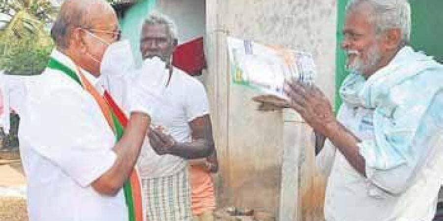 ಶಿರಾ ಉಪಚುನಾವಣೆ: ಮನೆ ಮನೆ ತೆರಳಿ ಅಭ್ಯರ್ಥಿಗಳ ಪ್ರಚಾರ, ಇಂದು ಮತದಾನ