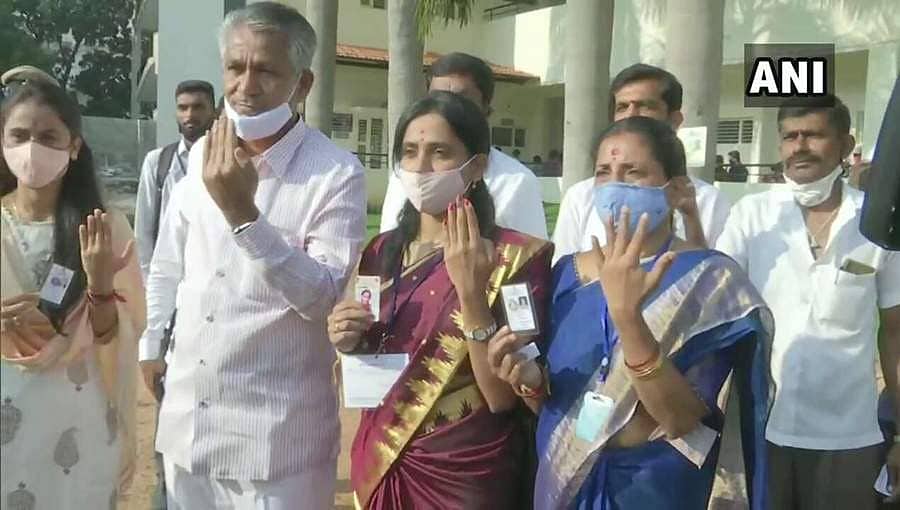 ರಾಜರಾಜೇಶ್ವರಿ ನಗರ ಉಪಚುನಾವಣೆ: ಟೆಂಪಲ್ ರನ್ ಬಳಿಕ ಕಾಂಗ್ರೆಸ್ ಅಭ್ಯರ್ಥಿ ಕುಸುಮಾ ಮತ ಚಲಾವಣೆ