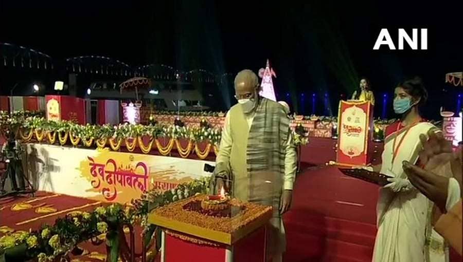 ವಾರಾಣಾಸಿಯಲ್ಲಿ ದೇವ್ ದೀಪಾವಳಿ ಮಹೋತ್ಸವದಲ್ಲಿ ಪ್ರಧಾನಿ ಮೋದಿ ಭಾಗಿ, ಮನಸೆಳೆದ ದೀಪಾಲಂಕಾರ
