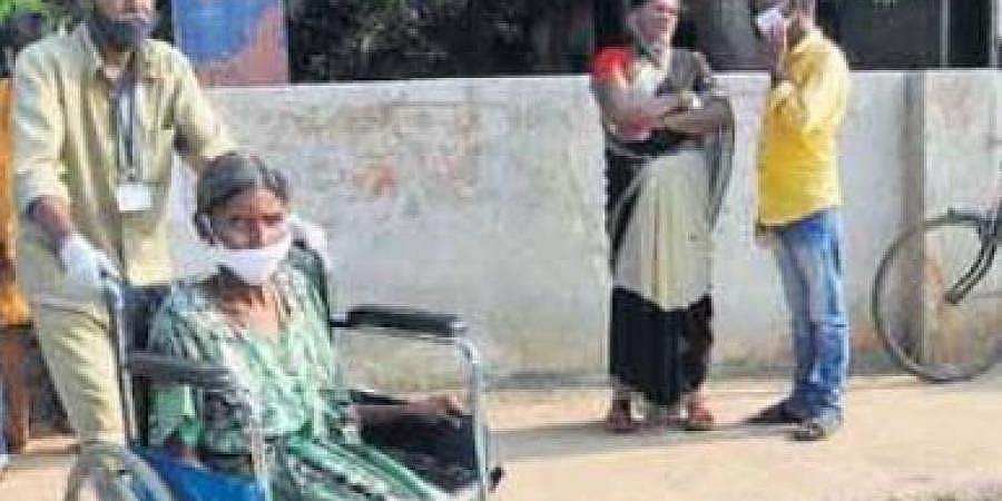 ಶಿರಾ ಉಪಚುನಾವಣೆ: ಮತದಾನಕ್ಕೆ ಉತ್ಸಾಹ ತೋರದ ರೈತರು ಬೆಳೆ ಕಟಾವಿನಲ್ಲಿ ಬ್ಯುಸಿ