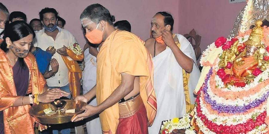 ಆರ್ ಆರ್ ನಗರ ಉಪಚುನಾವಣೆ: ಚಾಮುಂಡೇಶ್ವರಿ ದರ್ಶನ ಪಡೆದ ಕಾಂಗ್ರೆಸ್ ಅಭ್ಯರ್ಥಿ ಕುಸುಮಾ