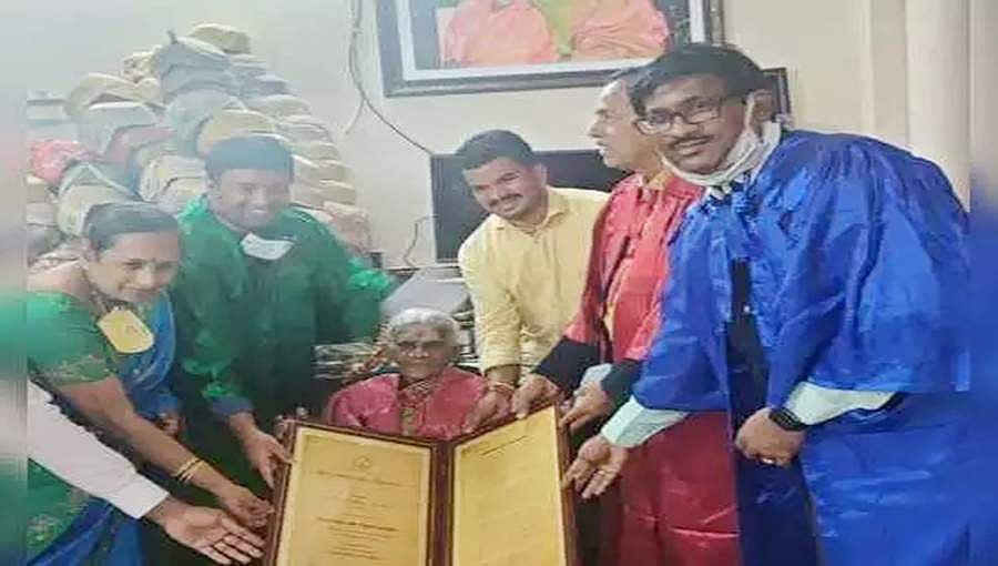 ವೃಕ್ಷಮಾತೆ ಸಾಲುಮರದ ತಿಮ್ಮಕ್ಕನಿಗೆ ಗೌರವ ಡಾಕ್ಟರೇಟ್ ಪ್ರದಾನ