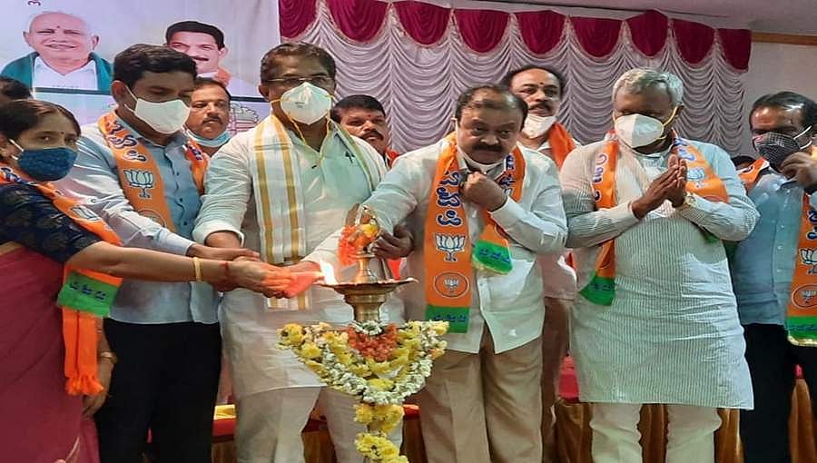 ರಾಜ್ಯದಲ್ಲಿ ನಾಯಕತ್ವ ಬದಲಾವಣೆಯಿಲ್ಲ: ಯಡಿಯೂರಪ್ಪ ಬೆಂಬಲಕ್ಕೆ ನಿಂತ ಬಿಜೆಪಿ ಹಿರಿಯ ನಾಯಕರು
