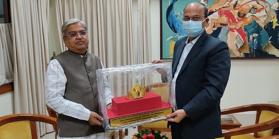 ಬಂಗಾರದ ಕಿರೀಟವನ್ನು ಸರ್ಕಾರಕ್ಕೆ ಒಪ್ಪಿಸಿದ ಗೋವಿಂದ ಕಾರಜೋಳ