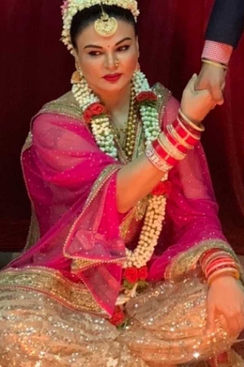 ಆರ್ಥಿಕ ಸಂಕಷ್ಟಕ್ಕೆ ಸಿಲುಕಿದ್ದೇನೆ. ಮದುವೆ ನನ್ನ ಜೀವನದ ಅತಿದೊಡ್ಡ ತಪ್ಪು. ಜೊತೆಗೆ ನಾನು ಶಿಕ್ಷಣ ಪಡೆಯದಿರುವುದು ಸಹ ನನ್ನ ಪ್ರತಿಭೆ ಮೇಲೆ ನನಗೆ ನಂಬಿಕೆ ಇತ್ತು, ಈಗಲೂ ಇದೆ. ನನ್ನ ಪ್ರತಿಭೆಯನ್ನೇ ನಂಬಿಕೊಂಡು ನಾನು ಜೀವನ ಸಾಗಿಸುತ್ತಿದ್ದೇನೆ. ನಾನು ಸೂಕ್ತ ಶಿಕ್ಷಣ ಪಡೆಯದೇ ಇರುವುದೇ ನನ್ನ ವೃತ್ತಿ ಜೀವನದಲ್