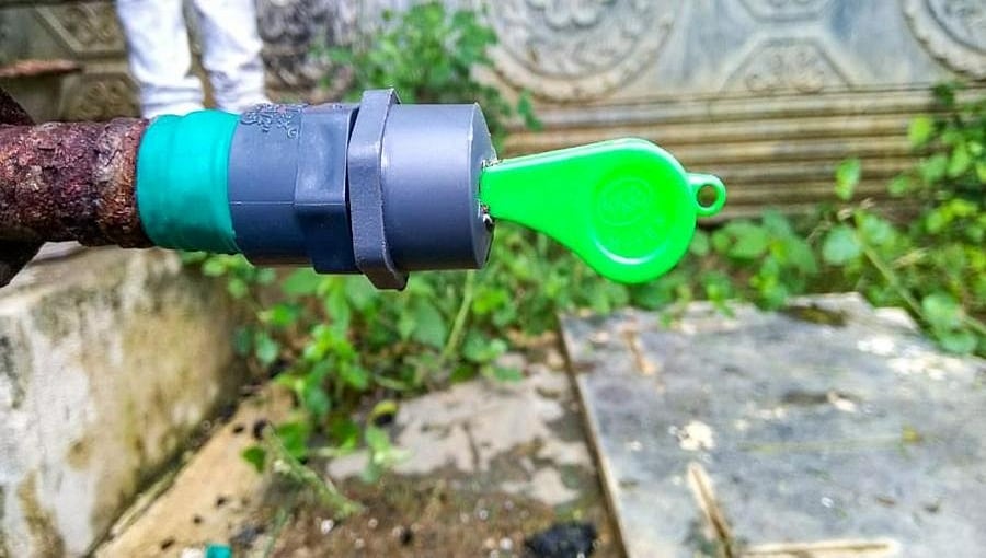 ಸಮಸ್ಯೆಗೆ ಸರಳ ಉಪಾಯ: ಕೊಳಾಯಿಗೆ ಶಿಳ್ಳೆ ಇಟ್ಟು ನೀರು ಪೋಲಾಗುವುದನ್ನು ತಡೆದ ಪುದುಕೊಟ್ಟೈ ಶಿಕ್ಷಕ!