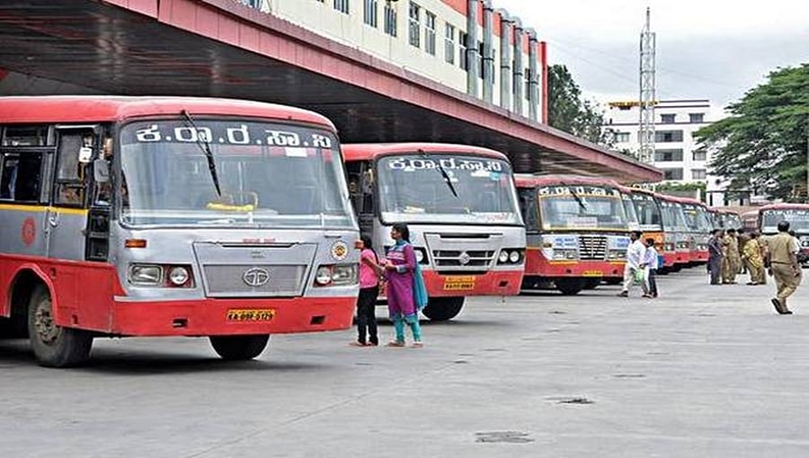 ಮಂಡ್ಯ: KSRTC ಬಸ್ನಲ್ಲಿ ಕಿರುಕುಳ, ಯುವಕನಿಗೆ ಹಿಗ್ಗಾಮುಗ್ಗ ಥಳಿಸಿದ ಯುವತಿ