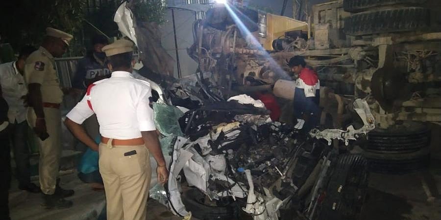 ಹೈದರಾಬಾದ್: ಕಾರು -ಲಾರಿ ನಡುವೆ ಡಿಕ್ಕಿ, ಐವರ ದುರ್ಮರಣ