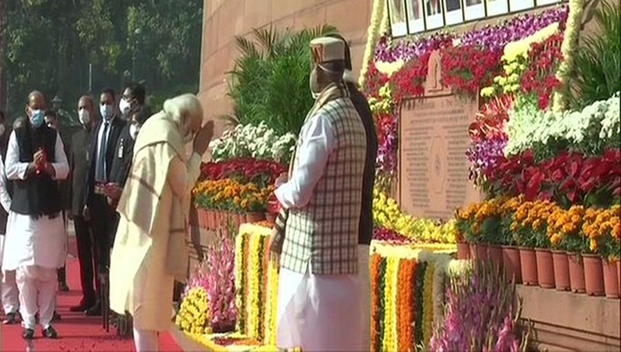 ಸಂಸತ್ ದಾಳಿಗೆ 19 ವರ್ಷ: ಹುತಾತ್ಮರಿಗೆ ಶ್ರದ್ಧಾಂಜಲಿ ಸಲ್ಲಿಸಿದ ಪ್ರಧಾನಿ ಮೋದಿ, ಅಮಿತ್ ಶಾ!