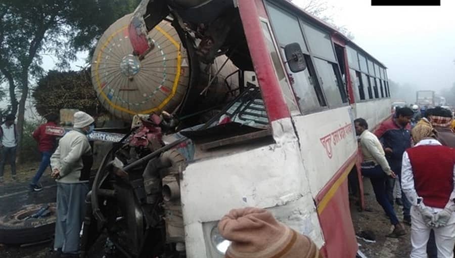 ಉತ್ತರ ಪ್ರದೇಶದಲ್ಲಿ ರಸ್ತೆ ಅಪಘಾತ: ಬಸ್-ಟ್ಯಾಂಕರ್ ಡಿಕ್ಕಿ, 8 ಮಂದಿ ಸಾವು, 25ಕ್ಕೂ ಹೆಚ್ಚು ಜನರಿಗೆ ಗಾಯ