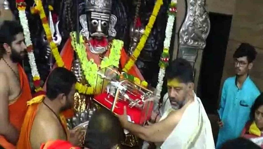 ಮೈಲಾರ ಲಿಂಗೇಶ್ವರನಿಗೆ ಬೆಳ್ಳಿಯ ಹೆಲಿಕಾಪ್ಟರ್ ಹರಕೆ ಒಪ್ಪಿಸಿದ ಕೆಪಿಸಿಸಿ ಅಧ್ಯಕ್ಷ ಡಿ.ಕೆ. ಶಿವಕುಮಾರ್