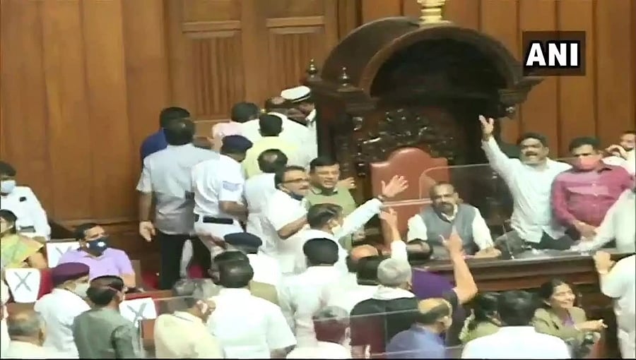 ಬಿಜೆಪಿ, ಜೆಡಿಎಸ್ ಸದಸ್ಯರ ವಿರುದ್ಧ ಕ್ರಮಕ್ಕೆ ಸಭಾಪತಿಗೆ ಕಾಂಗ್ರೆಸ್ ದೂರು