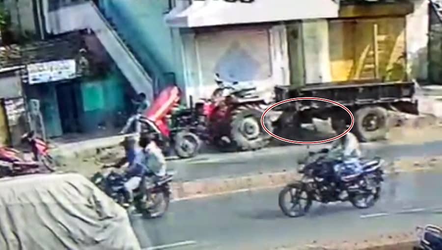 ಭೀಕರ ದೃಶ್ಯ: ನಿಂತಿದ್ದ ಟ್ರ್ಯಾಕ್ಟರ್ ಗೆ ಬೈಕ್ ಡಿಕ್ಕಿ; ಬೈಕ್ ಸವಾರ ದುರ್ಮರಣ, ಸಿಸಿಟಿವಿಯಲ್ಲಿ ಸೆರೆ!