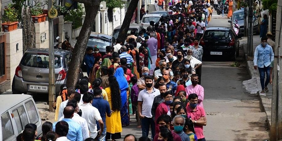 ಕೊರೋನಾಗೆ ಕೇರ್ ಮಾಡದ ಮೈಸೂರು ಜನತೆ: ಮಾಸ್ಕ್, ಸಾಮಾಜಿಕ ಅಂತರ ಮರೆತು ಷಷ್ಠಿ ಪೂಜೆಯಲ್ಲಿ ಭಾಗಿ