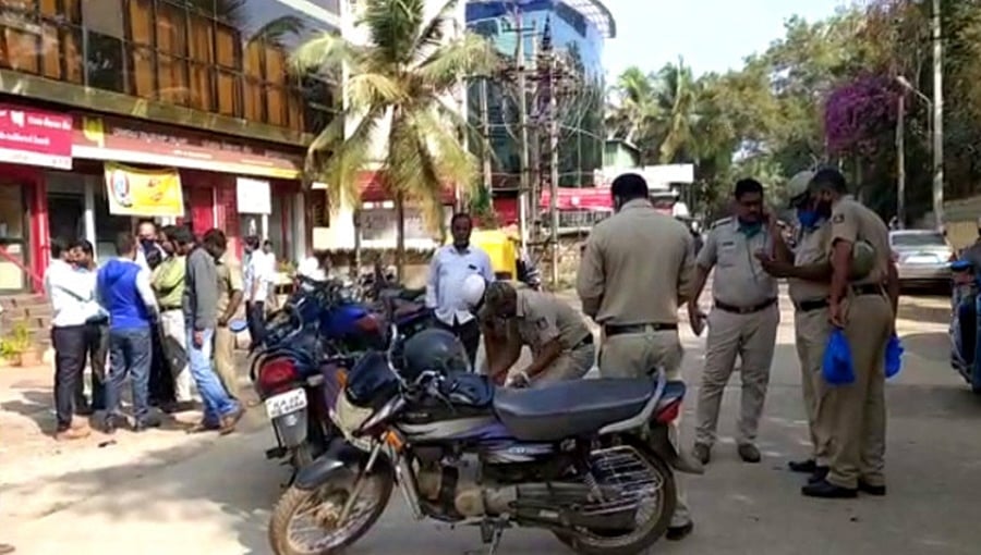 ಹುಬ್ಬಳ್ಳಿ: ಪ್ರೀತಿ ಬೇಡ ದೂರವಾಗೋಣ ಎಂದದ್ದಕ್ಕೆ ಯುವತಿ ಮೇಲೆ ತಲ್ವಾರ್ ಬೀಸಿದ ಭಗ್ನಪ್ರೇಮಿ!