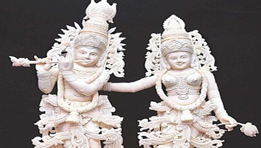 ಆನೆದಂತದಿಂದ ದೇವರ ಚಿತ್ರ ಕೆತ್ತನೆ ಮಾಡಿ ಮಾರಾಟ ಮಾಡುತ್ತಿದ್ದ ಮೂವರ ಬಂಧನ: ಕಾರು, ಬೈಕ್ ವಶ