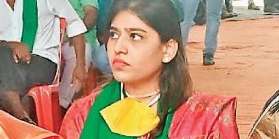 ರಾಜಕೀಯ ಕಾರ್ಯಕ್ರಮದಲ್ಲಿ ಸುರೇಶ್ ಅಂಗಡಿ ಪುತ್ರಿ ಭಾಗಿ: ಉಪ ಚುನಾವಣೆ ಸ್ಪರ್ಧೆಗೆ ಪೂರ್ವ ತಯಾರಿ?