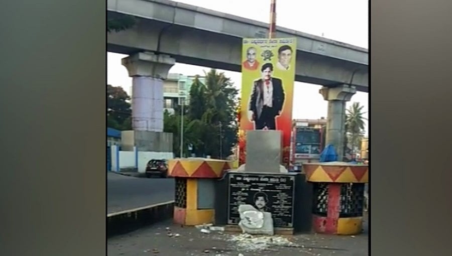 ರಾತ್ರೋರಾತ್ರಿ ಡಾ.ವಿಷ್ಣುವರ್ಧನ್ ಪ್ರತಿಮೆ ತೆರವು, ಅಭಿಮಾನಿಗಳಿಂದ ಆಕ್ರೋಶ