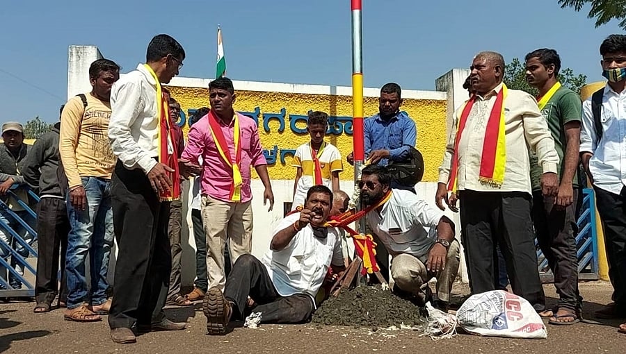 ಬೆಳಗಾವಿ ಮಹಾನಗರ ಪಾಲಿಕೆ ಎದುರು ಕನ್ನಡ ಧ್ವಜ ಹಾರಿಸಲು ಹೋರಾಟಗಾರರ ಯತ್ನ!