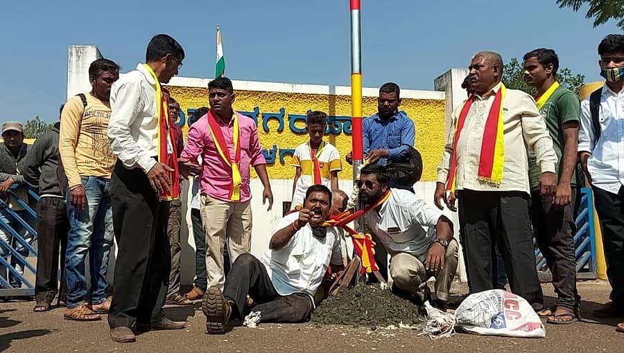 ಬೆಳಗಾವಿ ಮಹಾನಗರ ಪಾಲಿಕೆ ಎದುರು ಕನ್ನಡ ಧ್ವಜ ಹಾರಿಸಲು ಹೋರಾಟಗಾರರ ಯತ್ನ!