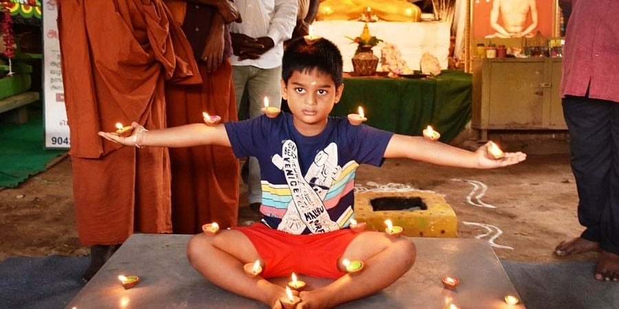 ಭದ್ರಾಸನದ ಮೂಲಕ 15 ದೀಪಗಳ ಮೈಮೇಲೆ ಇಟ್ಟು ಸಮತೋಲನ ಮಾಡಿದ 6 ವರ್ಷದ ಬಾಲಕ!