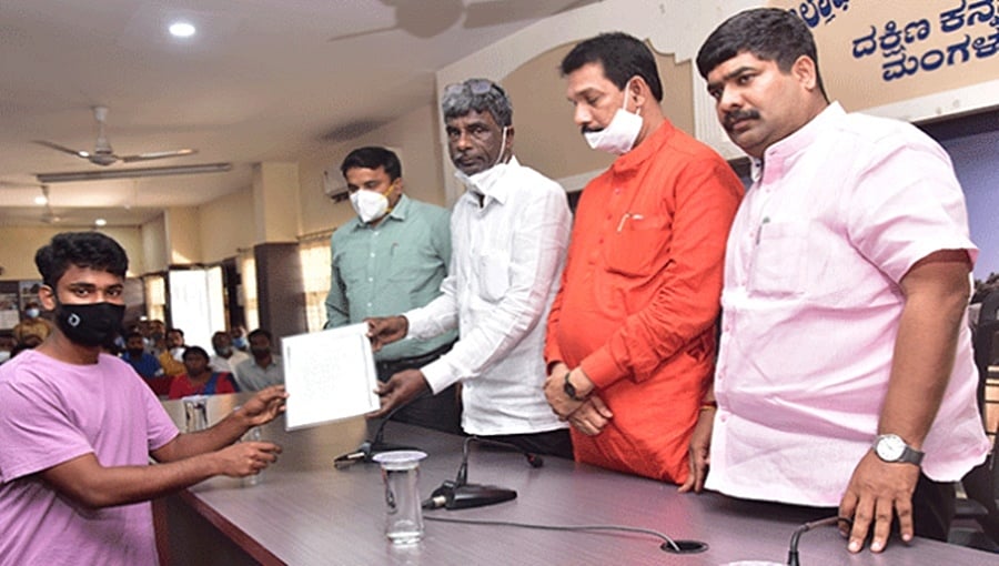 ಮಂಗಳೂರು ದೋಣಿ ದುರಂತ: ಮೃತರ ಕುಟುಂಬಗಳಿಗೆ 6 ಲಕ್ಷ ರೂ. ಪರಿಹಾರ ಮಂಜೂರಾತಿ ಪತ್ರ ವಿತರಣೆ