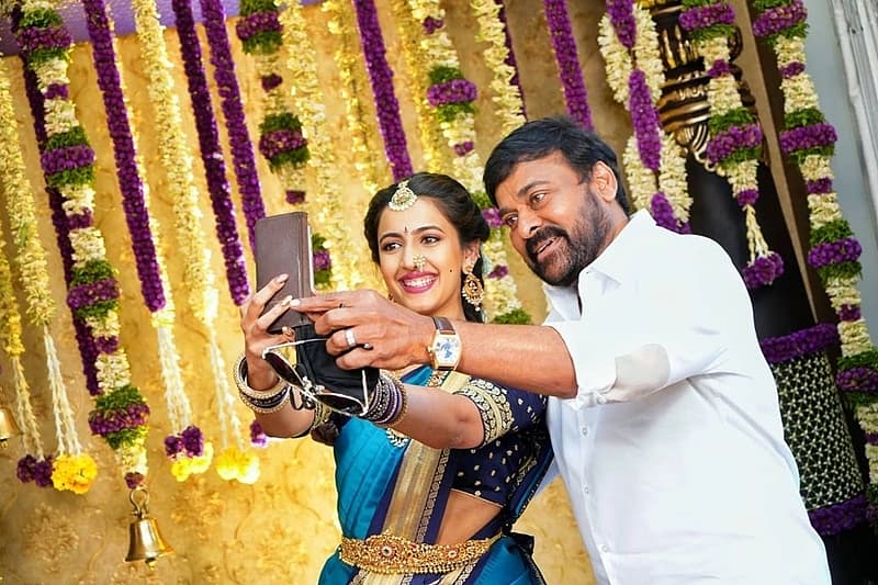 ನಿಹಾರಿಕಾ ಕೊನಿಡೆಲ ಅವರು ತಮ್ಮ ತಾಯಿ ಪದ್ಮಜಾ ಅವರು 32 ವರ್ಷಗಳ ಹಿಂದೆ ನಿಶ್ಚಿತಾರ್ಥದ ವೇಳೆ ಉಟ್ಟಿದ್ದ ಸೀರೆಯನ್ನೇ ತಾನೂ ತೊಟ್ಟಿದ್ದಾರೆ. ಇನ್ನು ಈ ಫೋಟೋವನ್ನು ತಮ್ಮ ಸಾಮಾಜಿಕ ಜಾಲತಾಣದಲ್ಲಿ ಅಪ್ಲೋಡ್ ಮಾಡಿದ್ದು ಫೋಟೋ ವೈರಲ್ ಆಗಿದೆ.