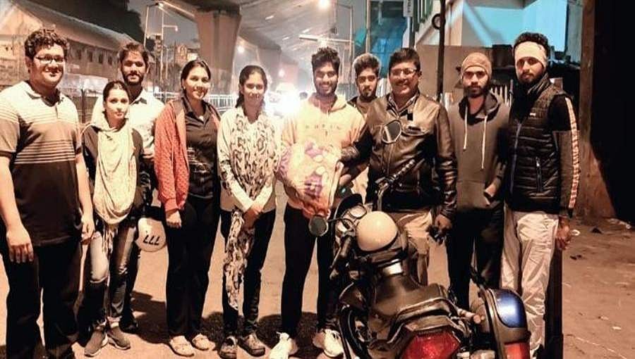 ಮನೆಯಿಲ್ಲದೆ ಫುಟ್ಪಾತ್ನಲ್ಲಿ ಮಲಗುವವರಿಗೆ ಕಂಬಳಿ ವಿತರಿಸಿ ಮಾದರಿಯಾದ ಬೆಂಗಳೂರು ಯುವಕರು