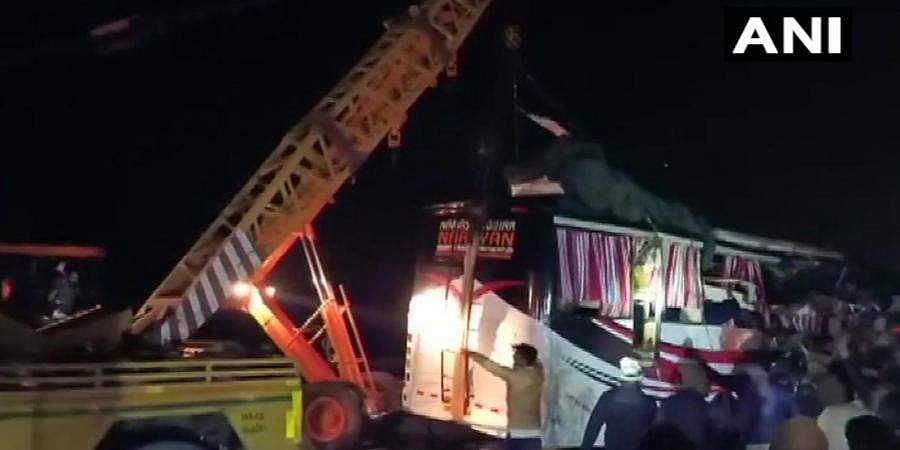 ಉತ್ತರಪ್ರದೇಶದಲ್ಲಿ ಭೀಕರ ರಸ್ತೆ ಅಪಘಾತ: ಬಸ್'ಗೆ ಟ್ರಕ್ ಡಿಕ್ಕಿ, 13 ಮಂದಿ ದುರ್ಮರಣ