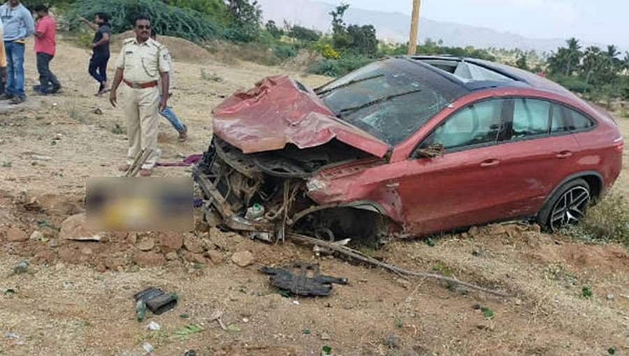ಬಳ್ಳಾರಿ ಬಳಿ ಕಾರು ಅಪಘಾತಕ್ಕೆ ಇಬ್ಬರು ಬಲಿ: ಕಾರಿನಲ್ಲಿದ್ದದ್ದು ಆರ್. ಅಶೋಕ್ ಪುತ್ರ?